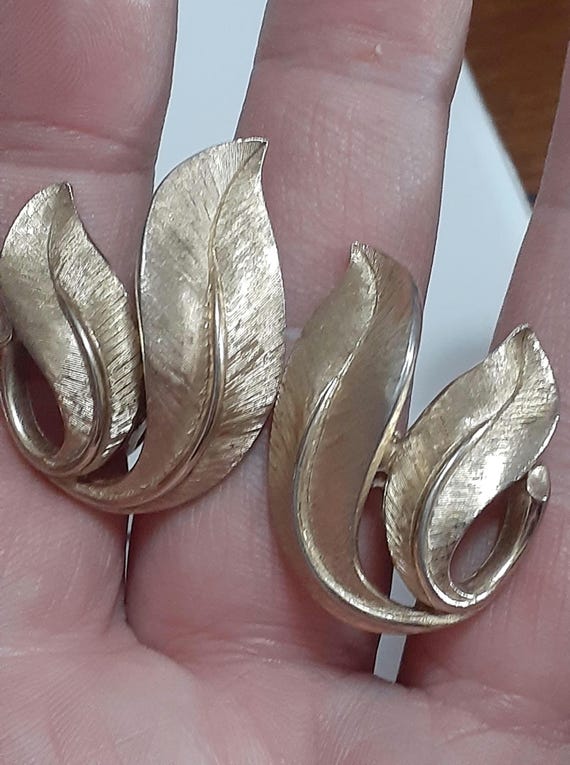 Crown Trifari brushed gold tone leaf clip on earrings