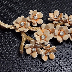 Peach enamel flower cluster spray brooch, rhinestone embellished, metal gold tone finish, vintage 1950&#39;s