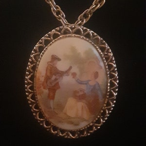 Brooch/pendant on goldtone chain