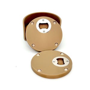 K&ouml;nnte beinhalten: Beigefarbene Flaschen&ouml;ffner-Untersetzer mit passendem Halter. Jeder Untersetzer hat einen eingebauten Flaschen&ouml;ffner. Die Untersetzer sind rund mit beigefarbenem Finish und silbernem Flaschen&ouml;ffner. Das Set enth&auml;lt vier Untersetzer und einen Halter.