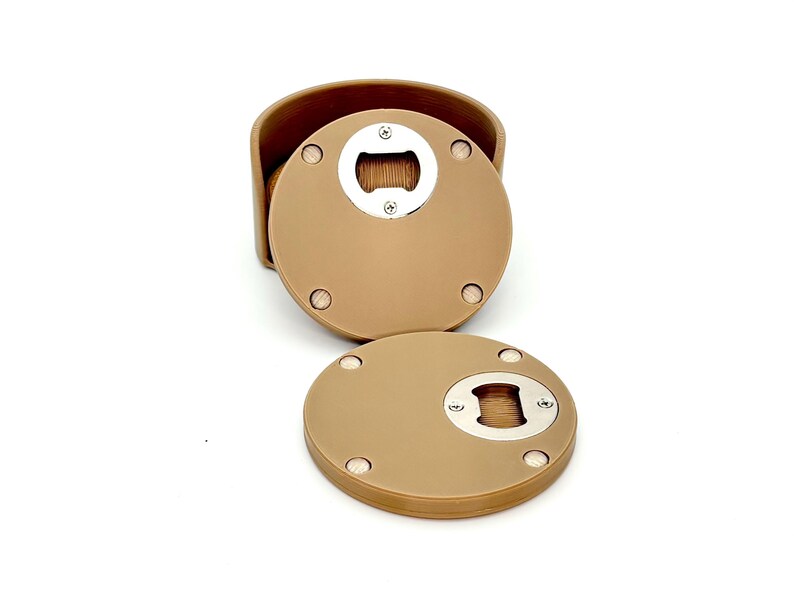 K&ouml;nnte beinhalten: Beigefarbene Flaschen&ouml;ffner-Untersetzer mit passendem Halter. Jeder Untersetzer hat einen eingebauten Flaschen&ouml;ffner. Die Untersetzer sind rund mit beigefarbenem Finish und silbernem Flaschen&ouml;ffner. Das Set enth&auml;lt vier Untersetzer und einen Halter.