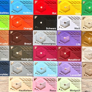 K&ouml;nnte beinhalten: Eine Sammlung farbenfroher, rechteckiger Objekte, die jeweils ein geometrisches Design und ein zentrales Sechseck aufweisen. Die Objekte sind in verschiedenen Farben erh&auml;ltlich, darunter Blau, Rot, Gr&uuml;n, Orange und mehr, mit deutschen Farbbezeichnungen.