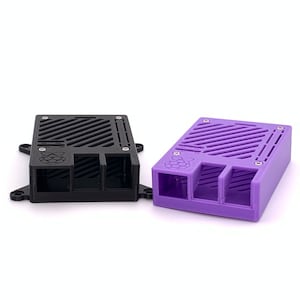 Op de afbeelding: Twee Raspberry Pi-behuizingen, een zwarte en een paarse, met een geventileerd ontwerp en uitsparingen voor poorten.