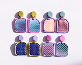 Pendants d'oreilles en damier coloré | Bijoux artisanaux en pâte polymère | Pendentif géométrique unique | Accessoire tendance pastel tendance | TRIXIE