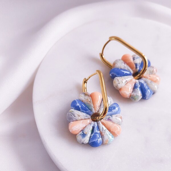 Pendientes de arcilla polimérica Pendientes de declaración de joyería hecha a mano Pendiente de aro dorado Pendientes de flores de aro rectangular Pendientes de mármol de edredón / CLARICE