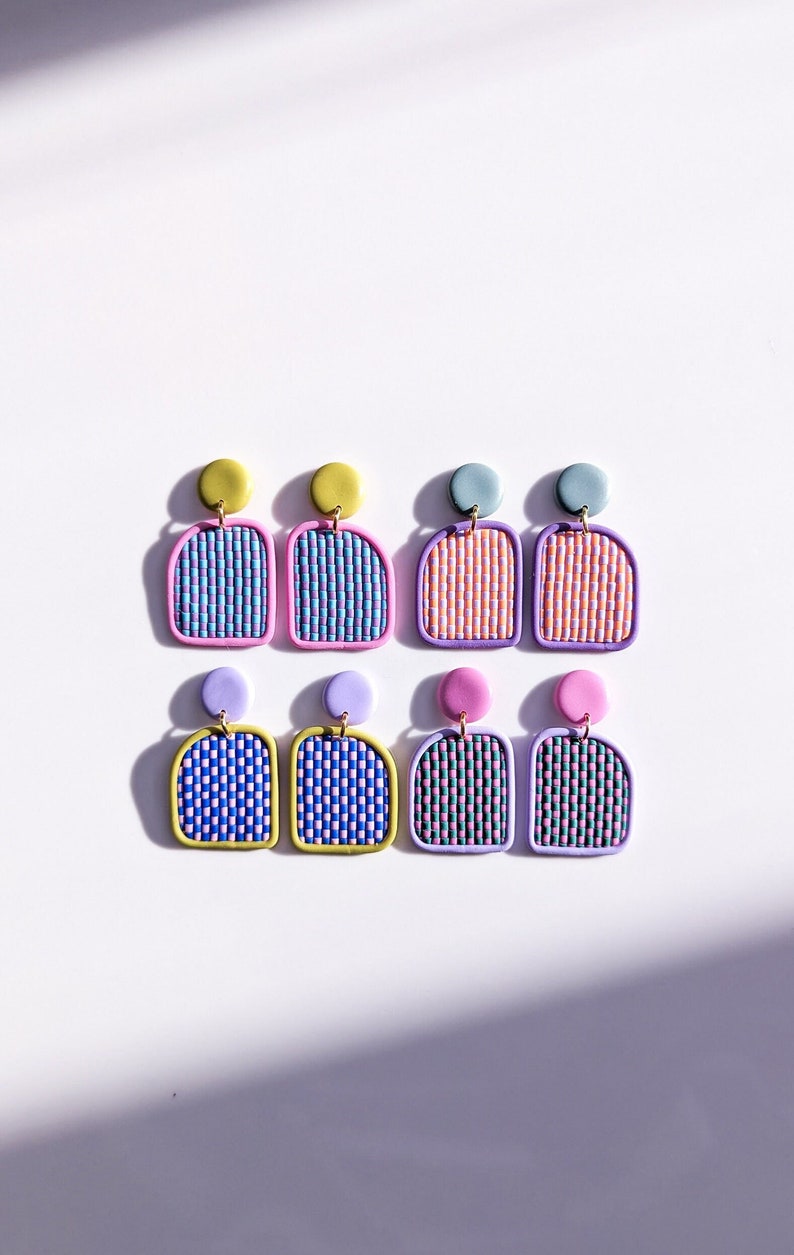 Kleurrijke damborddruppeloorbel Handgemaakte sieraden van polymeerklei Unieke geometrische bungel Trendy pastel statement accessoire TRIXIE afbeelding 1