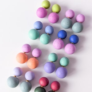Farbe Pop Bubble Bead Ohrstecker: Polymer Clay Statement Ohrstecker