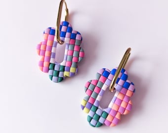 Pendientes de aro a cuadros de colores / Pendientes hechos a mano con patrón geométrico juguetón / Aros de flores atrevidos / Pendiente de arcilla polimérica pop de color / BLOOM