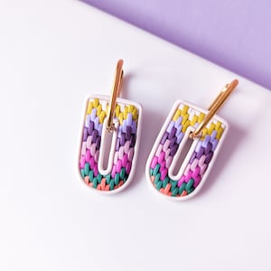 Créoles Bargello faites main : tendance bohème en pâte polymère