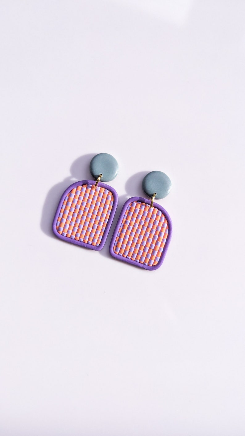 Kleurrijke damborddruppeloorbel Handgemaakte sieraden van polymeerklei Unieke geometrische bungel Trendy pastel statement accessoire TRIXIE Mint Lavender
