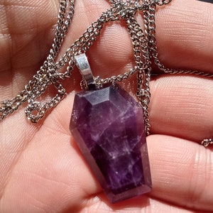 Collier cercueil en cristal Forgotten Whispers Co
