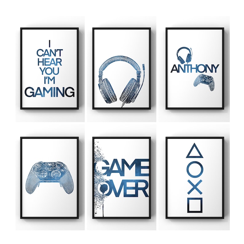 K&ouml;nnte beinhalten: Sechs gerahmte Drucke in einem blau-wei&szlig;en Farbschema. Die Drucke zeigen Bilder zum Thema Gaming, darunter einen Controller, Kopfh&ouml;rer und die Worte "Game Over".