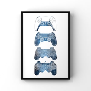 Op de afbeelding: Een ingelijste print met vier blauw getinte gamecontrollers die verticaal zijn gestapeld. De controllers zijn in een blauwdrukstijl, die de evolutie van het ontwerp laat zien. De bovenste controller is wit, de andere zijn blauw. De print zit in een zwarte lijst.