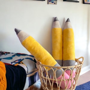 Oreiller en peluche en forme de crayon, décoration de salle de classe et de chambre d'enfant, cadeau de rentrée scolaire, anniversaire amusant ou cadeau artistique pour professeur