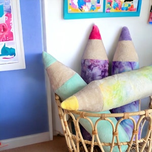 Cadeau de rentrée scolaire, cadeau d'appréciation des enseignants, coussin amusant en peluche en forme de crayon de couleur, art de classe et décoration de chambre d'enfant.