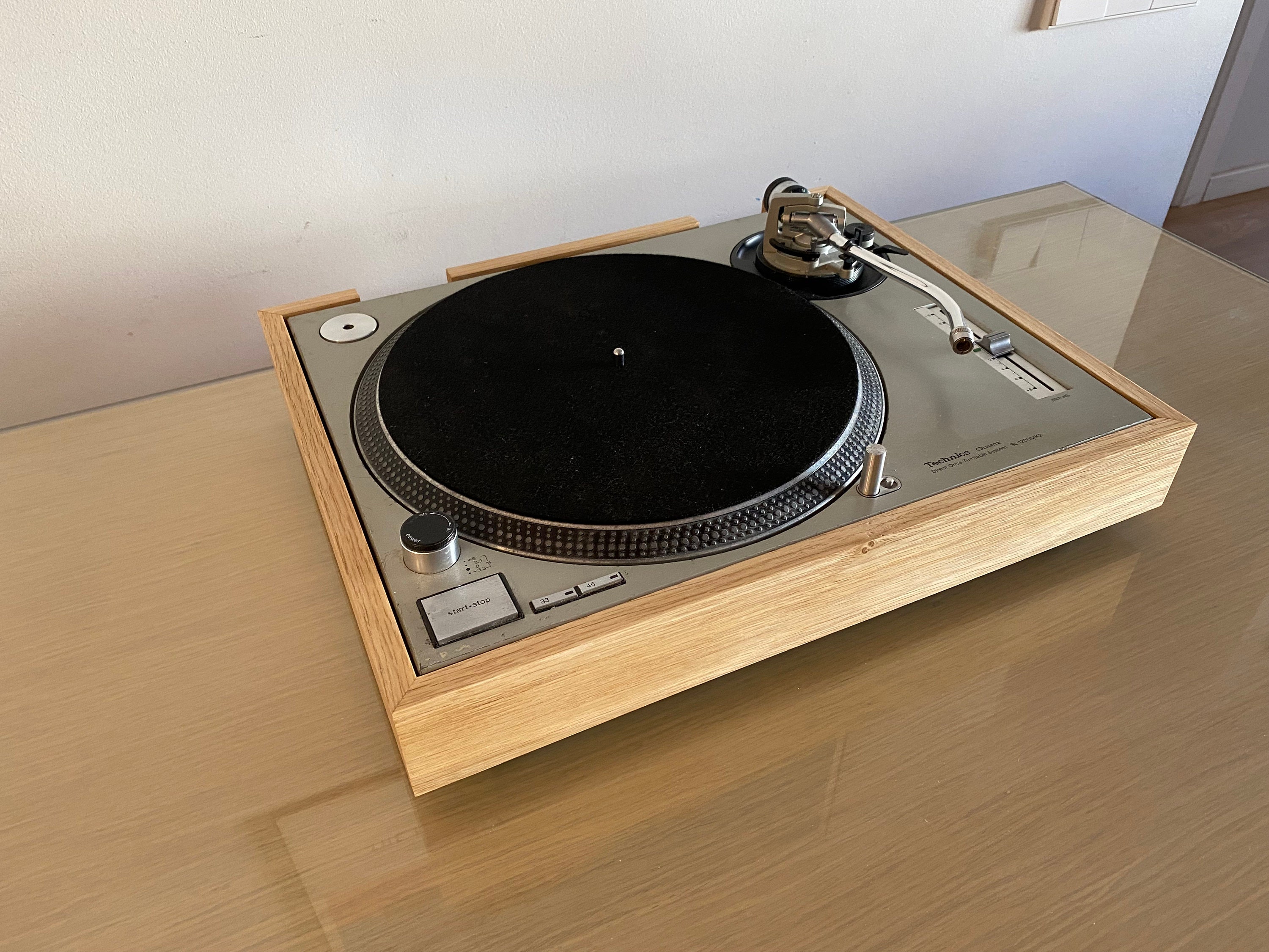 ハンドクラフトフローティング台座：Technics SL-1200用無垢材ターン