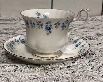 Royal Albert Memory Lane Fine Bone China Teetasse und passende Untertasse - Blue Flowers-Floral-blue