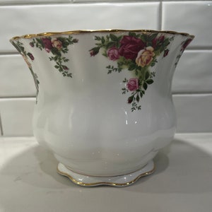 Royal Albert Old Country Roses Large Planter | Gold Trim | Flower Pot | Old Country Roses |  Home Decor | Plant Holder | Indoor Planter
