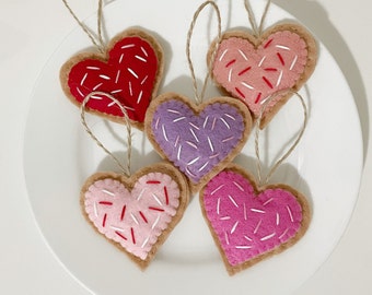 Décorations de la Saint-Valentin Biscuits en feutre faits main | Décorations de biscuits en feutre coeur avec paillettes | Jolie décoration rose rouge violet