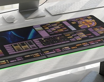 Alfombrilla de ratón LED XL para juegos con diseño de ciencia ficción del espacio exterior, alfombrilla de escritorio, regalo para gamers, nerds alfa, regalo para la vuelta al cole. Ilumina tu escritorio