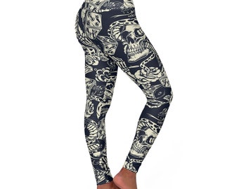 Puede incluir: Leggins negros con un patrón blanco de calavera, serpiente, dados y rosa.