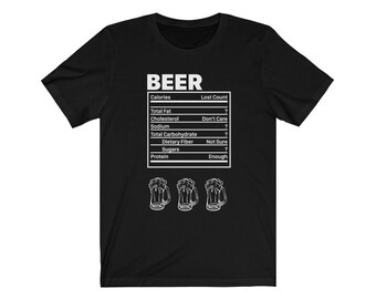 Op de afbeelding: Zwart T-shirt met een witte afbeelding van een voedingswaardelabel voor bier. Het label staat bovenaan "BEER" en vermeldt de volgende voedingswaarde-informatie: calorieën, totaal vet, cholesterol, natrium, totale koolhydraten, voedingsvezels, suikers, eiwit. Het label bevat ook een kolom voor de verloren telling met de volgende informatie: ?, maakt niet uit, ?, ?, weet ik niet zeker, ?, genoeg. De afbeelding bevat ook drie witte bierglazen.