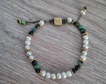 Bracciale pregiato in turchese e perle d'acqua dolce. Gioielli con turchesi e perle d'acqua dolce. Bracciale rigido in pietre e perle. Gioielli estivi - Italia
