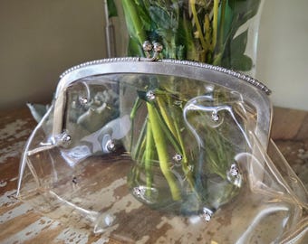 Bolso de mano vintage de vinilo transparente de mediados de siglo con marco incrustado de diamantes de imitación.