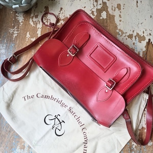Bolso bandolera vintage de piel roja, Cambridge Satchel Company, fabricado en Inglaterra. imagen 15