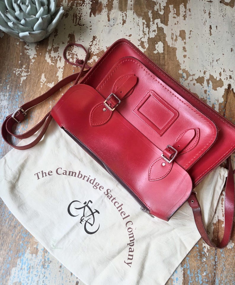 Bolso bandolera vintage de piel roja, Cambridge Satchel Company, fabricado en Inglaterra. imagen 15