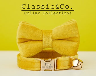 Könnte beinhalten: Ein gelbes Samtkatzenhalsband mit passendem Fliege und einer goldfarbenen Glocke. Das Halsband hat ein personalisiertes Namensschild mit der Aufschrift "Tina" und einer Telefonnummer.