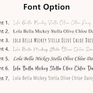 Op de afbeelding: Afbeelding met zeven lettertype-opties. Elke optie is genummerd en toont de namen Lola Bella Mickey Stella Olive Chloe Daisy. De tekst "Font Option" staat bovenaan.