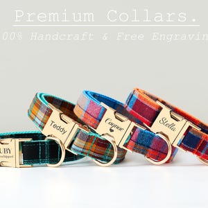 Op de afbeelding: Vier hondenriemen met goudkleurige gespen en naamplaatjes. De riemen hebben ruitpatronen in teal, blauw en oranje. De tekst bovenaan luidt "Premium Collars" en "100% Handcraft & Free Engraving."