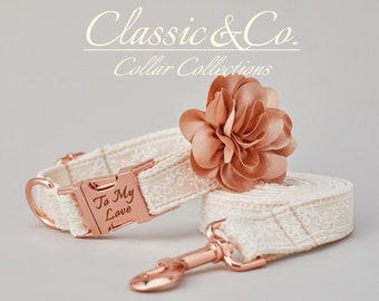 Op de afbeelding: Een witte hondenhalsband en riemset met een roségouden gesp en een roségouden bloemenbedel. De halsband heeft de tekst "To My Love" gegraveerd op de gesp.