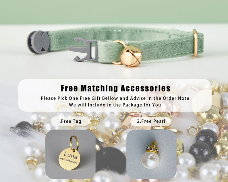 K&ouml;nnte beinhalten: Ein gr&uuml;nes Samtkatzenhalsband mit einer goldenen Glocke und einer silbernen Schnalle. Das Halsband wird mit zwei kostenlosen Geschenkoptionen gezeigt: einem goldenen Anh&auml;nger mit dem Text "Luna 012-345-6789" und einem wei&szlig;en Perlenanh&auml;nger mit goldener Verzierung.