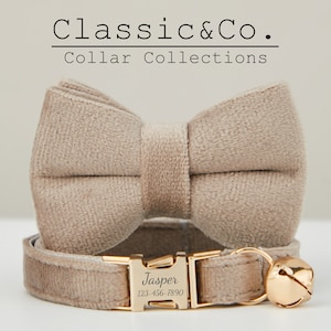 Può includere: Un collare per gatto in velluto beige con un papillon abbinato. Il collare ha una fibbia dorata con il nome "Jasper" e il numero di telefono "123-456-7890" incisi su di esso. Il collare ha anche un campanello dorato.