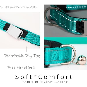 Puede incluir: Un collar de perro de nylon azul turquesa con una campana de metal plateado y una etiqueta de perro plateada desmontable. El collar tiene costuras reflectantes y el texto "Soft Comfort Premium Nylon Collar" est&aacute; impreso en la imagen.