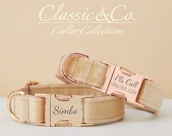 Beige fluweel personaliseren halsbandriem set met bloem en vlinderdas voor mannelijk vrouwelijk huisdier, goud gegraveerd naamplaatje, bruiloft puppycadeau