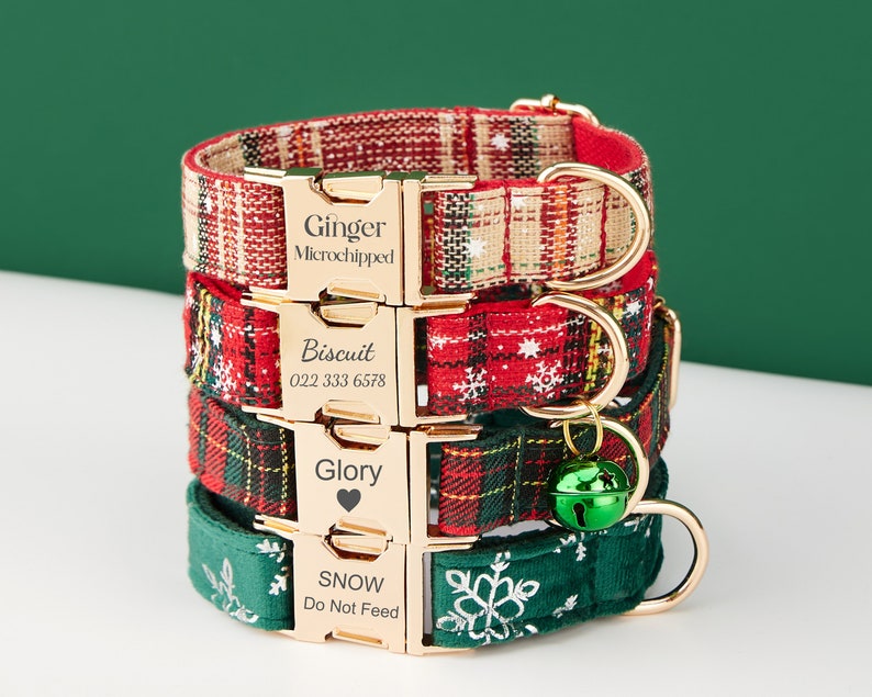 Vrolijk kerstfeest Personaliseer halsbandriemset met strik, rood groen sneeuwplaid, gegraveerd huisdiernaamplaatje Metalen gesp, Kerstman puppy cadeau afbeelding 2