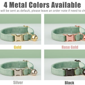 K&ouml;nnte beinhalten: Vier Katzenhalsb&auml;nder mit verschiedenen farbigen Metallschnallen: Gold, Ros&eacute;gold, Silber und Schwarz. Jedes Halsband ist hellgr&uuml;n und hat eine Glocke.