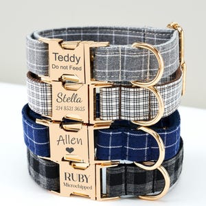 Könnte beinhalten: Vier gestapelte Hundehalsbänder mit goldfarbenen Schnallen. Die Halsbänder sind mit grauem, weißem, schwarzem und marineblauem Karomuster versehen. Jede Schnalle ist mit dem Namen eines Hundes und zusätzlichem Text wie "Do not Feed" und einer Telefonnummer graviert.