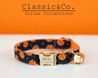 Peut inclure: Un collier de chat noir et orange avec un motif de citrouille. Le collier a une boucle dorée avec le nom "Harley" et un numéro de téléphone gravé dessus. Le collier a également une clochette dorée.