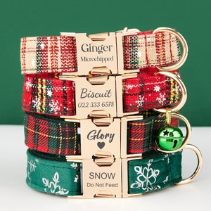 Puede incluir: Cuatro collares de perro festivos con hebillas doradas y etiquetas de nombre personalizadas. Los collares son de cuadros rojos y verdes, rojos con copos de nieve y verdes con copos de nieve. Las etiquetas de nombre dicen "Ginger Microchipped", "Biscuit 022 333 6578", "Glory" con un corazón y "SNOW Do Not Feed".