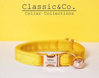 Könnte beinhalten: Ein gelbes Samtkatzenhalsband mit einer goldenen Schnalle und einer Glocke. Die Schnalle trägt den Namen "Milo" und die Telefonnummer "123-456-7890" ist eingraviert.