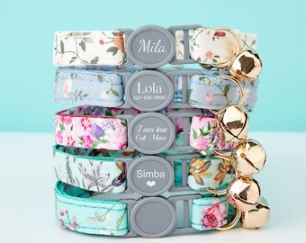Könnte beinhalten: Vier bunte Katzenhalsbänder mit Blumenmustern und personalisierten Namensschildern. Die Halsbänder haben eine graue Schnalle und eine goldene Glocke. Die Namensschilder lauten "Mila", "Lola 123-456-7890", "Ich bin verloren Ruf Mama an" und "Simba".