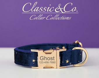 Può includere: Un collare per cani in velluto blu navy con stelle dorate e una fibbia dorata. La fibbia ha il testo "Ghost" e "123-456-7890" inciso.