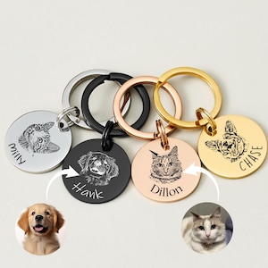 Può includere: Quattro targhette identificative per animali domestici personalizzate con immagini incise di gatti e cani. Le targhette sono attaccate a portachiavi in argento, oro e oro rosa. Le targhette sono incise con i nomi "Milly", "Hawk", "Dillon" e "Chase".