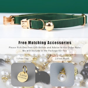 K&ouml;nnte beinhalten: Ein gr&uuml;nes Lederhalsband f&uuml;r Katzen mit einer goldenen Schnalle und einem goldenen Anh&auml;nger. Das Halsband wird mit zwei kostenlosen Geschenkoptionen gezeigt: einem goldenen Anh&auml;nger mit dem Text "Luna 012-345-6789" und einer wei&szlig;en Perle.