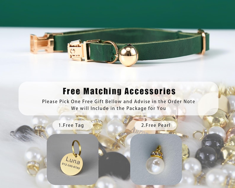 K&ouml;nnte beinhalten: Ein gr&uuml;nes Lederhalsband f&uuml;r Katzen mit einer goldenen Schnalle und einem goldenen Anh&auml;nger. Das Halsband wird mit zwei kostenlosen Geschenkoptionen gezeigt: einem goldenen Anh&auml;nger mit dem Text "Luna 012-345-6789" und einer wei&szlig;en Perle.