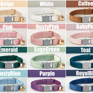 K&ouml;nnte beinhalten: Zw&ouml;lf verschiedene Farben von Katzenhalsb&auml;ndern mit einer Glocke. Die Farben sind beige, wei&szlig;, Kaffee, rosa, staubiges Rosa, babyrosa, smaragdgr&uuml;n, Salbeigr&uuml;n, t&uuml;rkis, staubiges Blau, lila und royalblau.